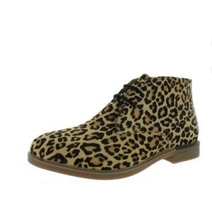 Never worn brand new women’s Hush Puppies Bailey Chukka Boot, size 9.